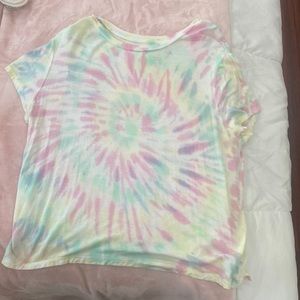 it’colorful tie-dye shirt